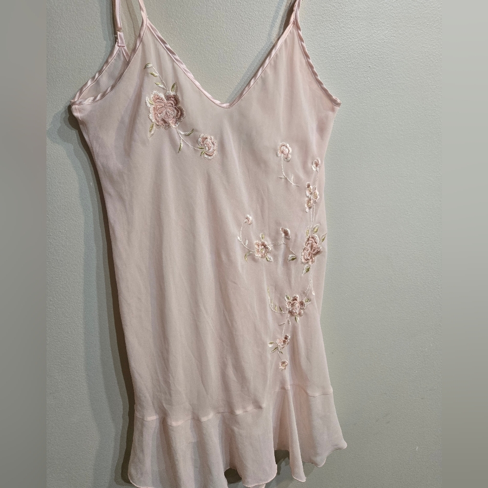 Calyfornia Dynasty Blush Floral Embroidered Chemise Sz M 100% Polyester - Picture 2 of 9